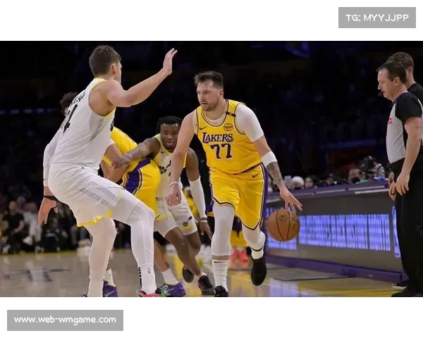 独行侠客场挑战爵士，东契奇与马尔卡宁对决成焦点